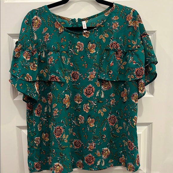 Xhilaration Tops - Xhilaration Women’s Green Ruffled Floral Blouse with Flutter Sleeves size XL